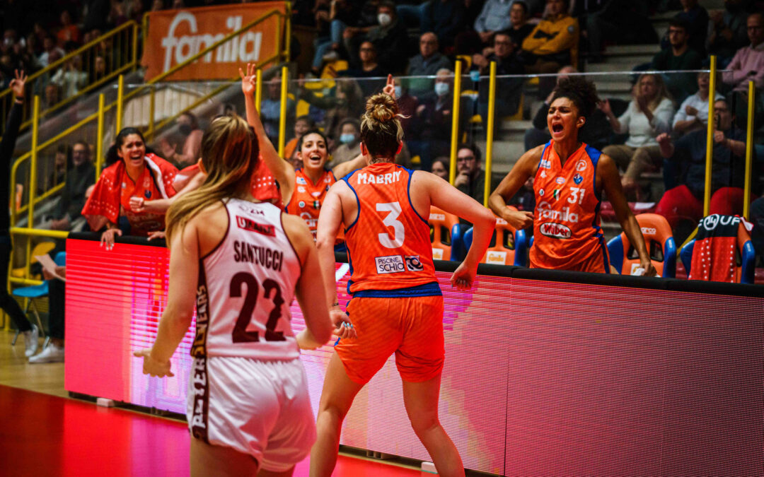 Il Famila Wuber vince il superclassico con Venezia 83-71